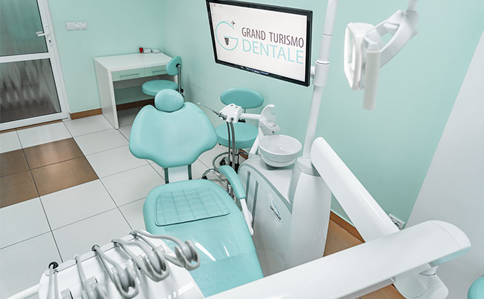 La clinica moderna Grand Turismo Dentale che utilizza le metodiche odontoiatriche piů innovative per offrire al paziente un piano di cura personalizzato e per garantire il minimo disagio e la massima affidabilita’ a costi contenuti.