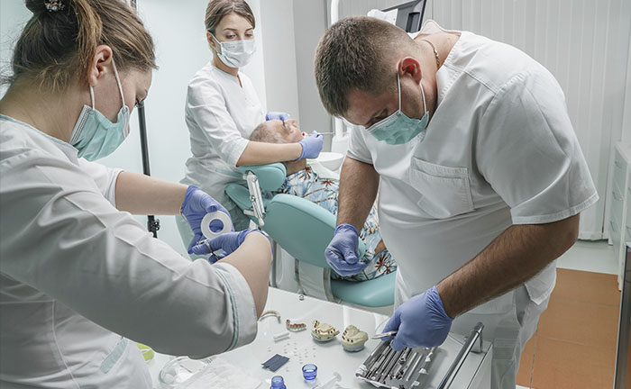 Dentisti della clinica Grand Turismo Dentale durante la procedura di installazione dell'impianto All-on-six