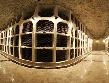 Cricova - L’impero dei vini selezionati. La famosa città sotterranea, dove sono conservati i liquori più aromatici, si estende su una superficie di 53 ettari.