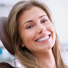 Il paziente della clinica odontoiatrica Grand Turismo dimostra il bellissimo sorriso dopo l'installazione delle faccette dentali