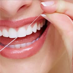 La donna con bei denti dritti sorride dopo aver indossato le apparecchi ortodontici