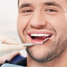 Paziente con impianto dentale realizzato nella clinica dentale della Moldavia Grand Turismo Dentale